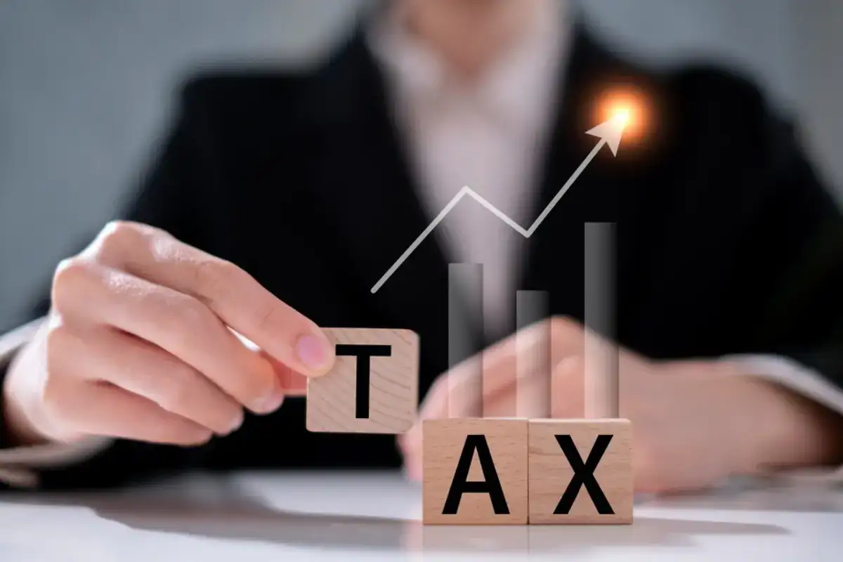 UAE tax professional reviewing compliance for the 2026 Tax Procedures Law and VAT regime updates